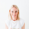 Kelly Vines is a registered nutritional therapist who recommends noops nutropics as an effective new supplement formula for brain health. Kelly has blonde hair dressed in a white shirt holds a cup, capturing a cozy and inviting atmosphere